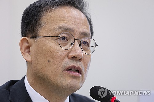 질문에 답하는 이형일 부총리 겸 재정경제부 장관 후보자
