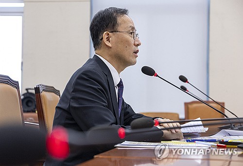 주택 문제 관련 질의에 답하는 이형일 부총리 겸 재정경제부 장관 후보자