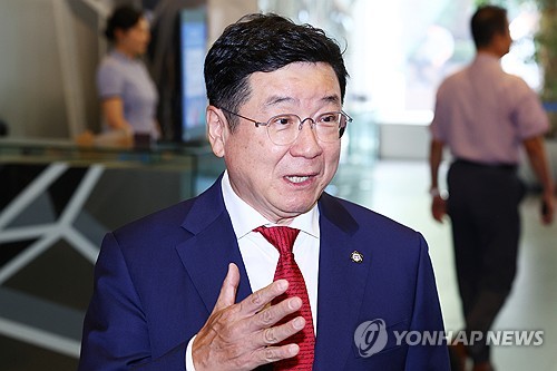 취재진 질문에 답하는 이찬희 위원장