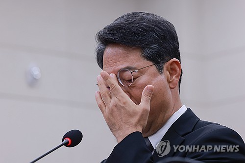 안경 고쳐 쓰는 김승원 법무장관 후보자