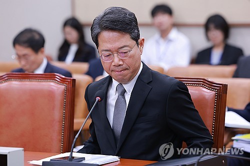 잠시 정회로 인사청문회장 떠나는 김승원 법무장관 후보자