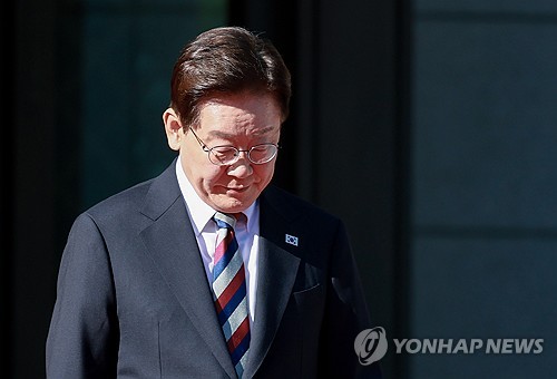 카자흐 대통령 기다리는 이재명 대통령