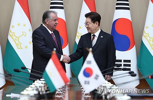악수하는 한-타지크 정상