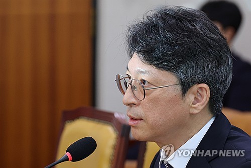 질의에 답변하는 홍지선 국토교통부 장관 후보자