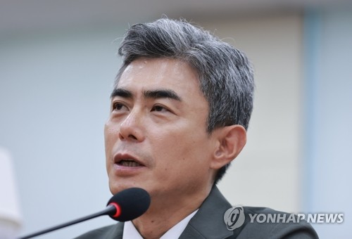 답변하는 강신철 국방장관 후보자
