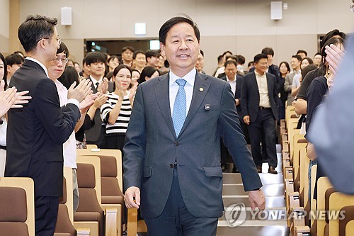 이임식을 겸한 마지막 타운홀 미팅에 참석하는 구윤철 부총리