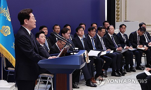 기자회견 참석한 참모진