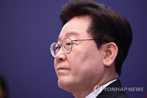 질문듣는 이재명 대통령