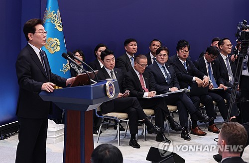 이재명 대통령 발언 듣는 참모진