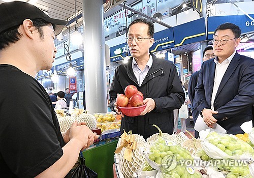 이형일 부총리 겸 재정경제부 장관 후보자, 시장 찾아 추석 물가 점검