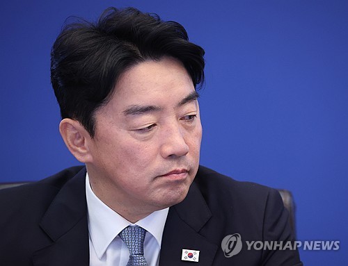 이재명 대통령 발언 듣는 강훈식 비서실장