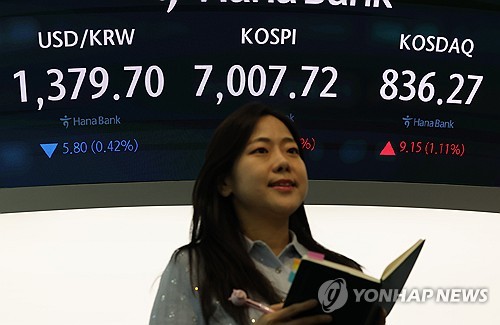 21일 서울 중구 하나은행 딜링룸. 