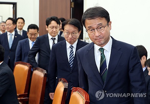 입장하는 민주당 원내지도부