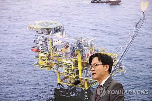 대미 투자 관련 보고하는 김정관 장관