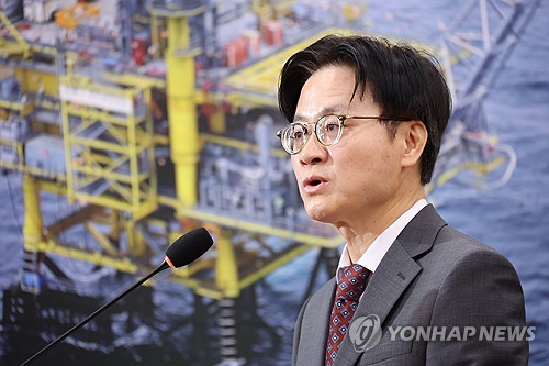 대미 투자 관련 보고하는 김정관 장관