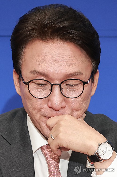 자료 살피는 민주당 김민석 대표