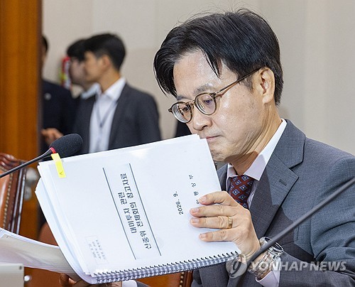 (서울=연합뉴스) 황광모 기자 = 김정관 산업통상부 장관이 22일 국회 산업통상중소벤처기업위원회에 '대한민국과 미합중국 간 전략적투자의 운영 및 관리를 위한 특별법'에 따른 대미투자 사전보고를 하기 위해 회의장에 도착해 관련 자료를 살펴보고 있다. 2026.9.22 hkmpooh@yna.co.kr