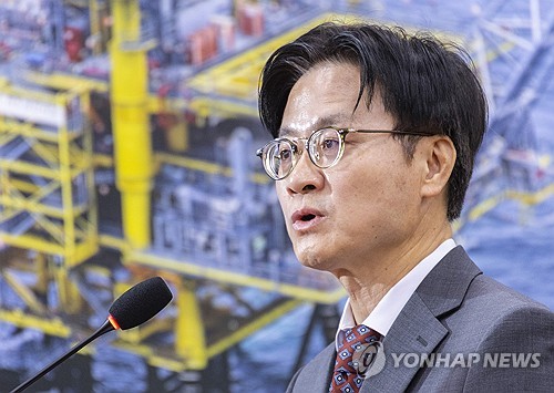 국회 산자위에 대미 투자 관련 보고하는 김정관 산업부 장관