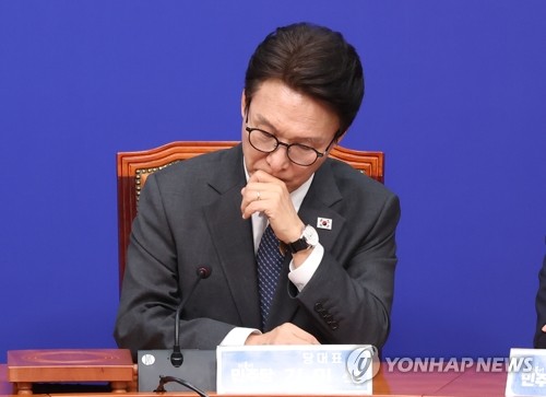 생각에 잠겨 있는 김민석 대표