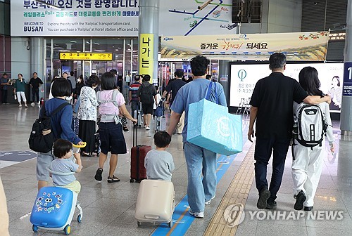 추석 연휴를 맞아 이동하는 시민들