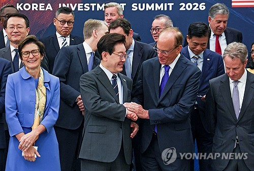 악수하는 이재명 대통령과 블랙록 회장