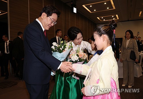 화동과 인사하는 이재명 대통령 부부