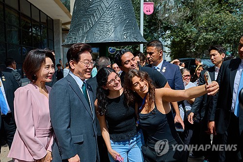 멕시코 시민들과 기념촬영하는 이재명 대통령 부부