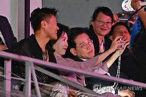 기념촬영하는 이재명 대통령 부부와 박진영 위원장