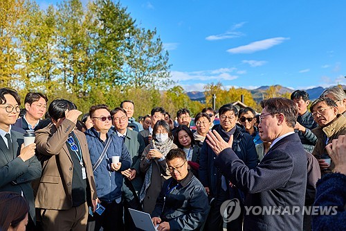 이재명 대통령, 순방 기자단과 티타임