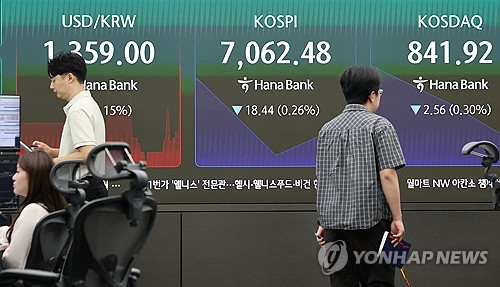 28일 서울 중구 하나은행 본점 딜링룸 전광판 모습. 