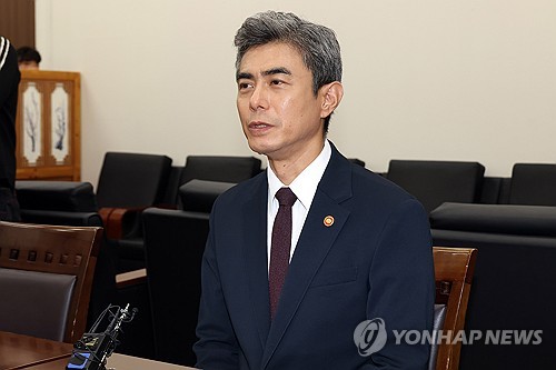 발언하는 강신철 신임 국방부 장관