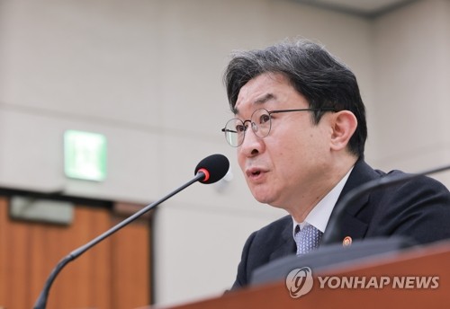 답변하는 이억원 금융위원장