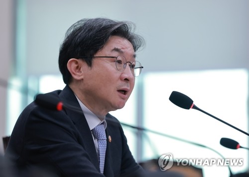 법사위 전체회의서 답변하는 이억원 금융위원장