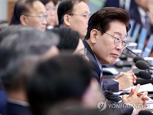 발언 듣는 이재명 대통령