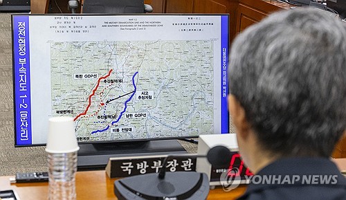 의원 제시 자료 지켜보는 강신철 국방부 장관