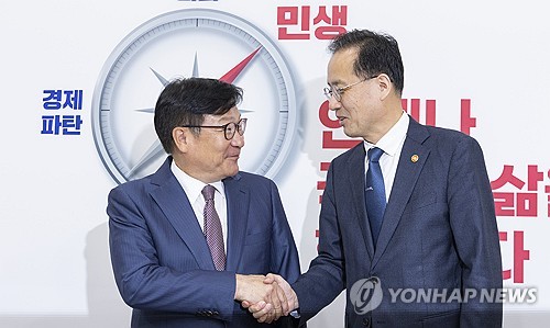 정점식 원내대표, 이형일 부총리와 악수