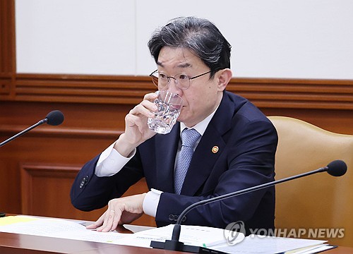 물 마시는 이억원 금융위원장