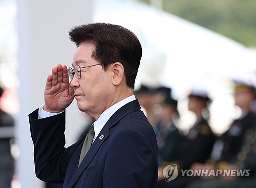 거수경례하는 이재명 대통령