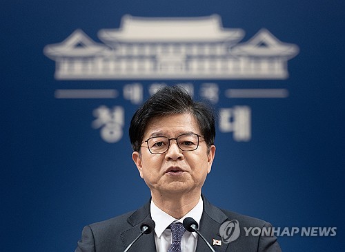인사관련 설명하는 성기홍 홍보소통수석