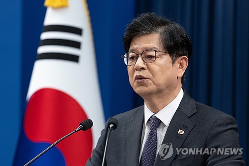 인사관련 설명하는 성기홍 홍보소통수석
