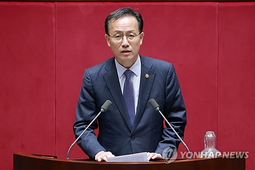 (서울=연합뉴스) 신현우 기자 = 이형일 부총리 겸 재정경제부 장관이 1일 국회에서 열린 정기국회 제10차 본회의에서 인사말하고 있다. 2026.10.1 nowwego@yna.co.kr