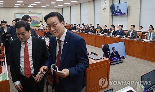 레버리지ETF 관련 증인 채택 불발에 항의하며 퇴장하는 국민의힘