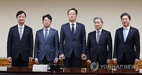 기념 촬영하는 이형일 부총리와 금융 수장들