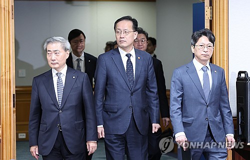 시장상황점검회의 입장하는 이형일 경제부총리