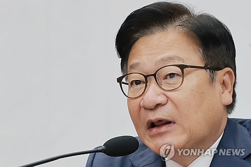 눈물 맺힌 채 발언하는 국민의힘 정점식 원내대표
