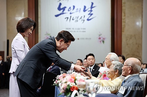 청려장 전달하는 이재명 대통령