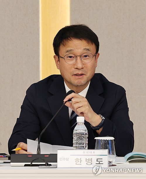 발언하는 한병도 원내대표