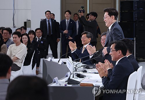 박수 받는 이재명 대통령