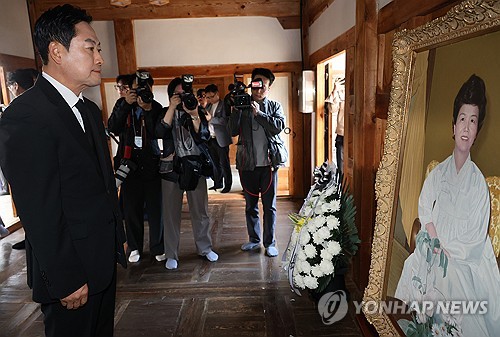 육영수 여사 추모하는 장동혁 대표