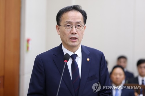 (서울=연합뉴스) 황광모 기자 = 이형일 부총리 겸 재정경제부 장관이 6일 국회에서 열린 재정경제기획위원회 국정감사에서 업무 보고를 하고 있다. 2026.10.6 hkmpooh@yna.co.kr